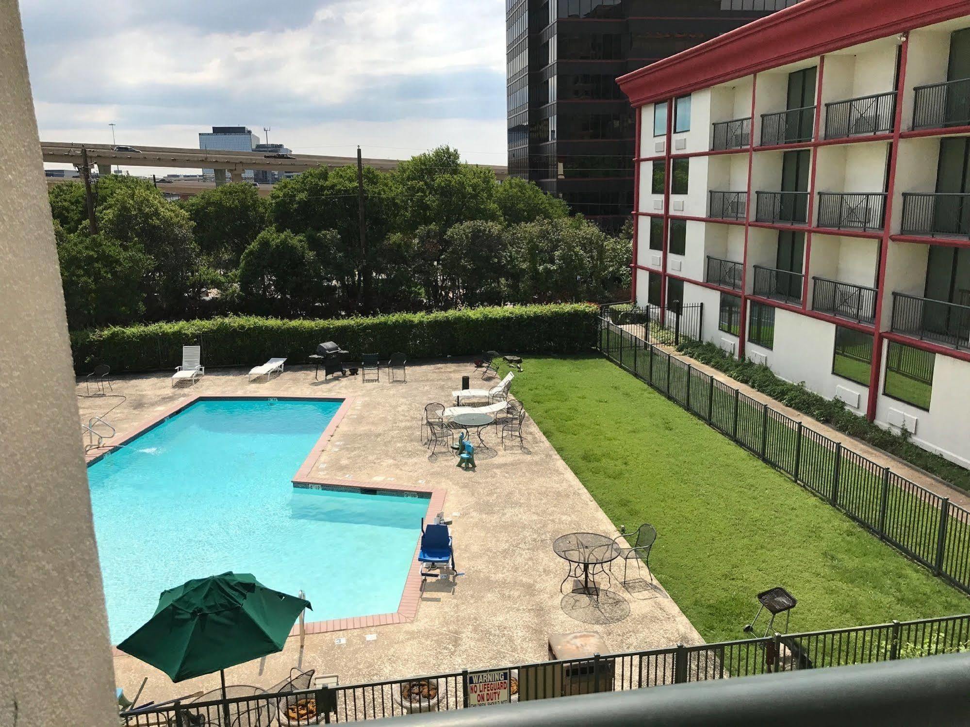 Gateway Hotel Dallas Park Central エクステリア 写真