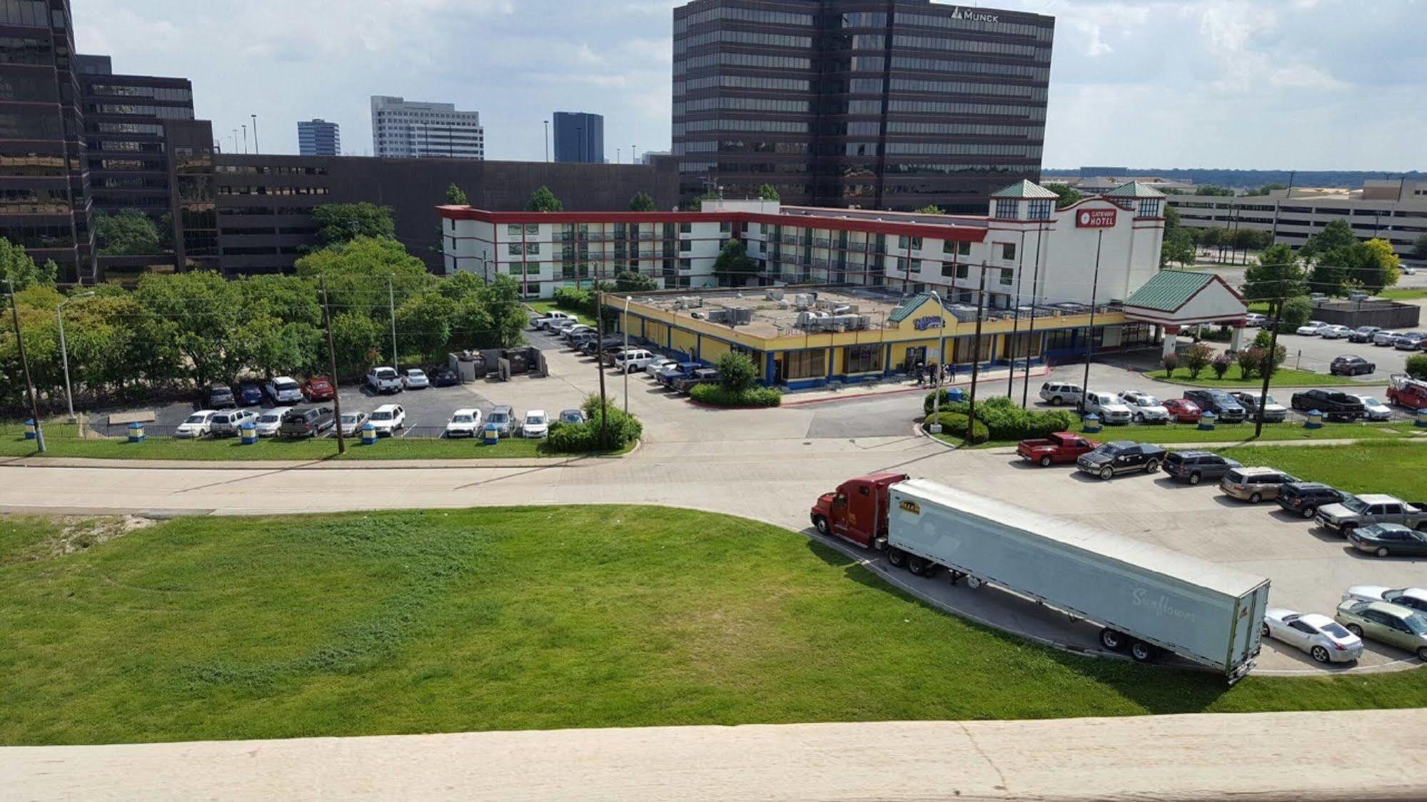 Gateway Hotel Dallas Park Central エクステリア 写真