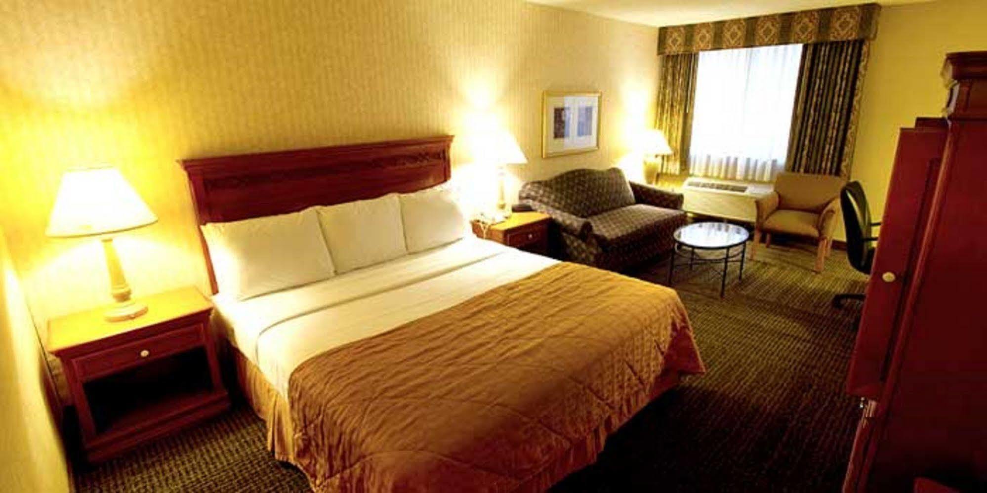 Gateway Hotel Dallas Park Central エクステリア 写真