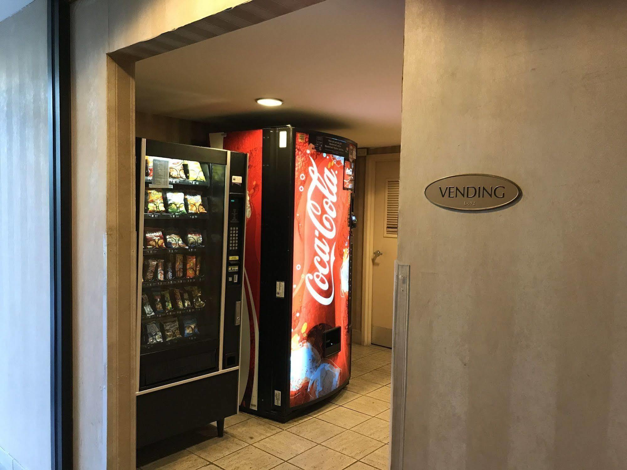 Gateway Hotel Dallas Park Central エクステリア 写真