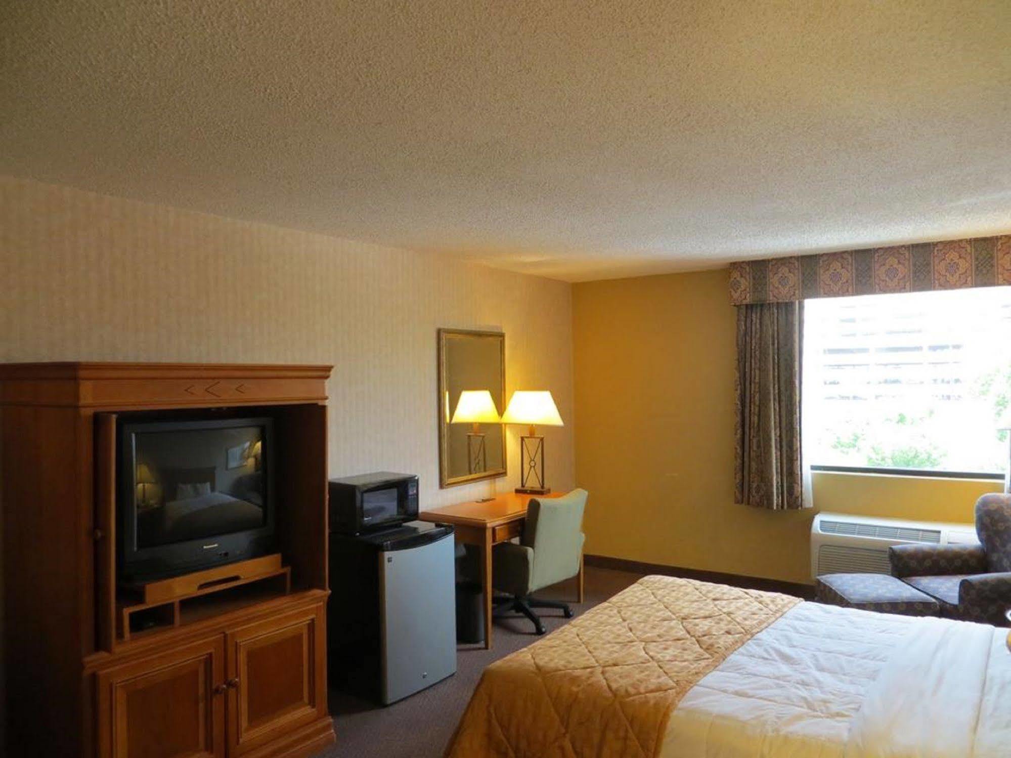 Gateway Hotel Dallas Park Central エクステリア 写真